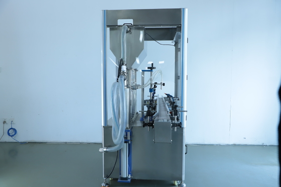 2.2KW 4 koppen Cosmetische vloeistof vulmachine 1400*1000*1700mm 30-50 flessen / min