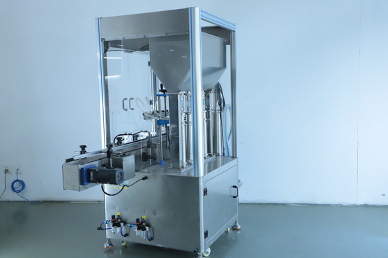2.2KW 4 koppen Cosmetische vloeistof vulmachine 1400*1000*1700mm 30-50 flessen / min