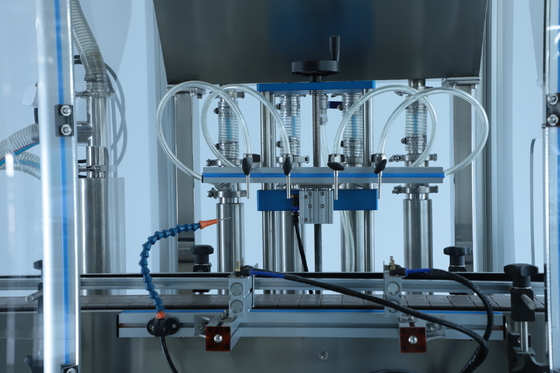 2.2KW 4 koppen Cosmetische vloeistof vulmachine 1400*1000*1700mm 30-50 flessen / min