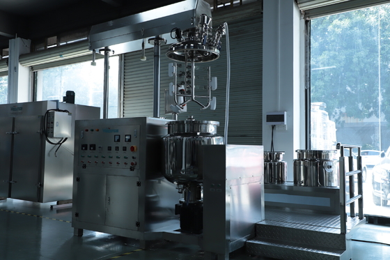63 Rpm Cosmetische emulgatormixer met verwarmingsmethode Stoom Elektrisch Warm Olie Vacuumsysteem