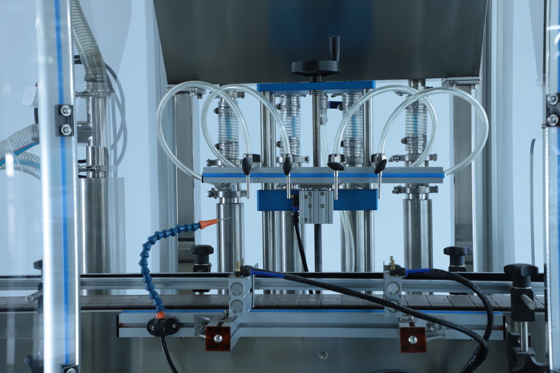 2.2KW 4 koppen Cosmetische vloeistof vulmachine 1400*1000*1700mm 30-50 flessen / min